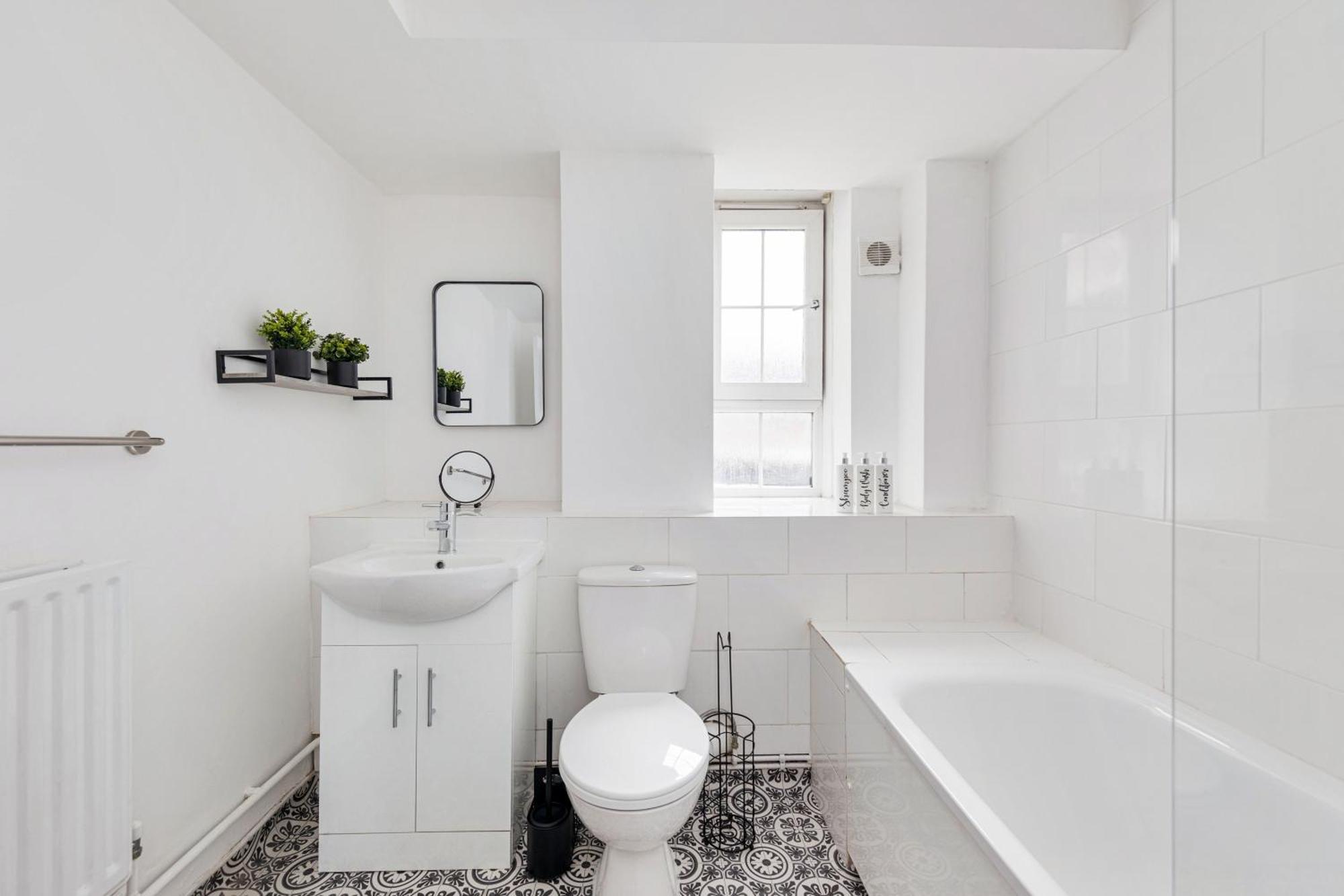 Sleek Shoreditch Hideout - 2 Bed Gem With Balcony In Central Londra Dış mekan fotoğraf