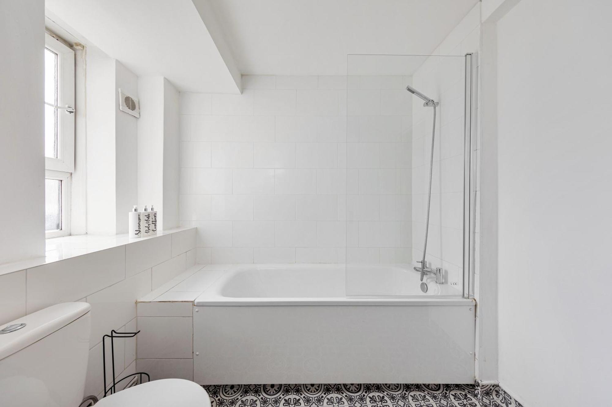 Sleek Shoreditch Hideout - 2 Bed Gem With Balcony In Central Londra Dış mekan fotoğraf